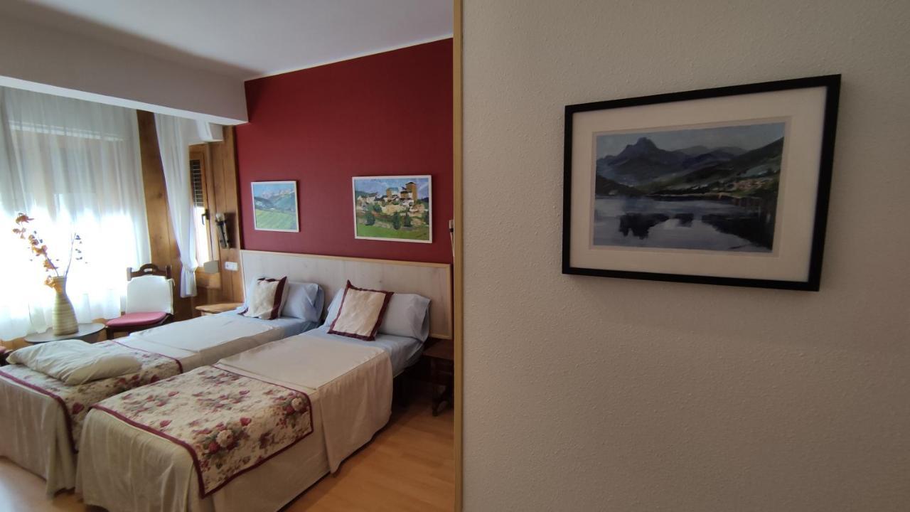 Hostal Escartin Sabinanigo Luaran gambar
